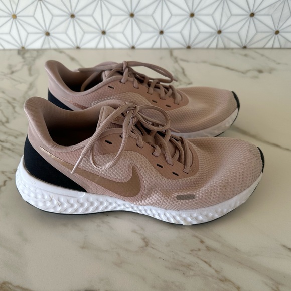 Nike Women's Revolution 5 Athletic Shoe-BQ3207-600, Size 9.5 - Picture 1 of 10